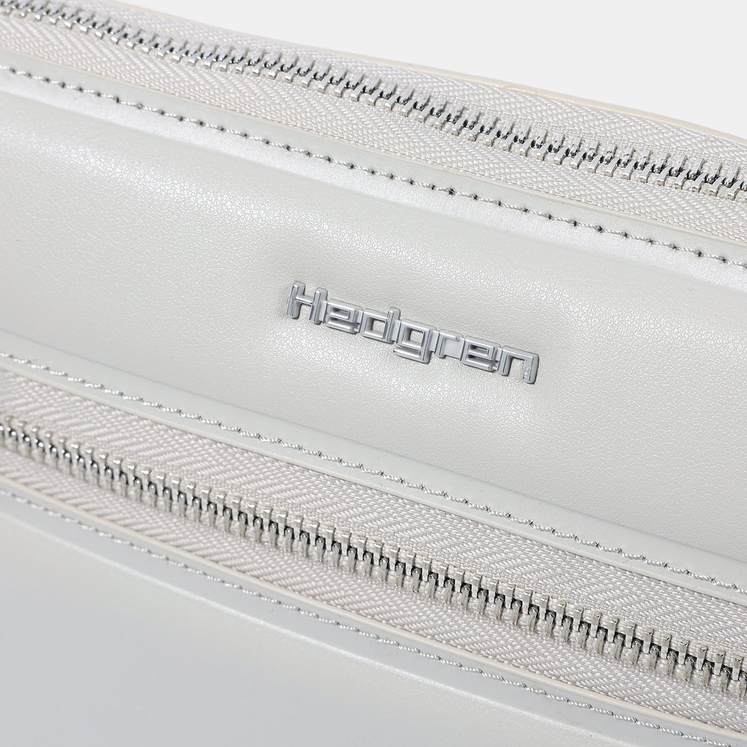 BONBON M + | Halfmoon Crossbody M + RFID