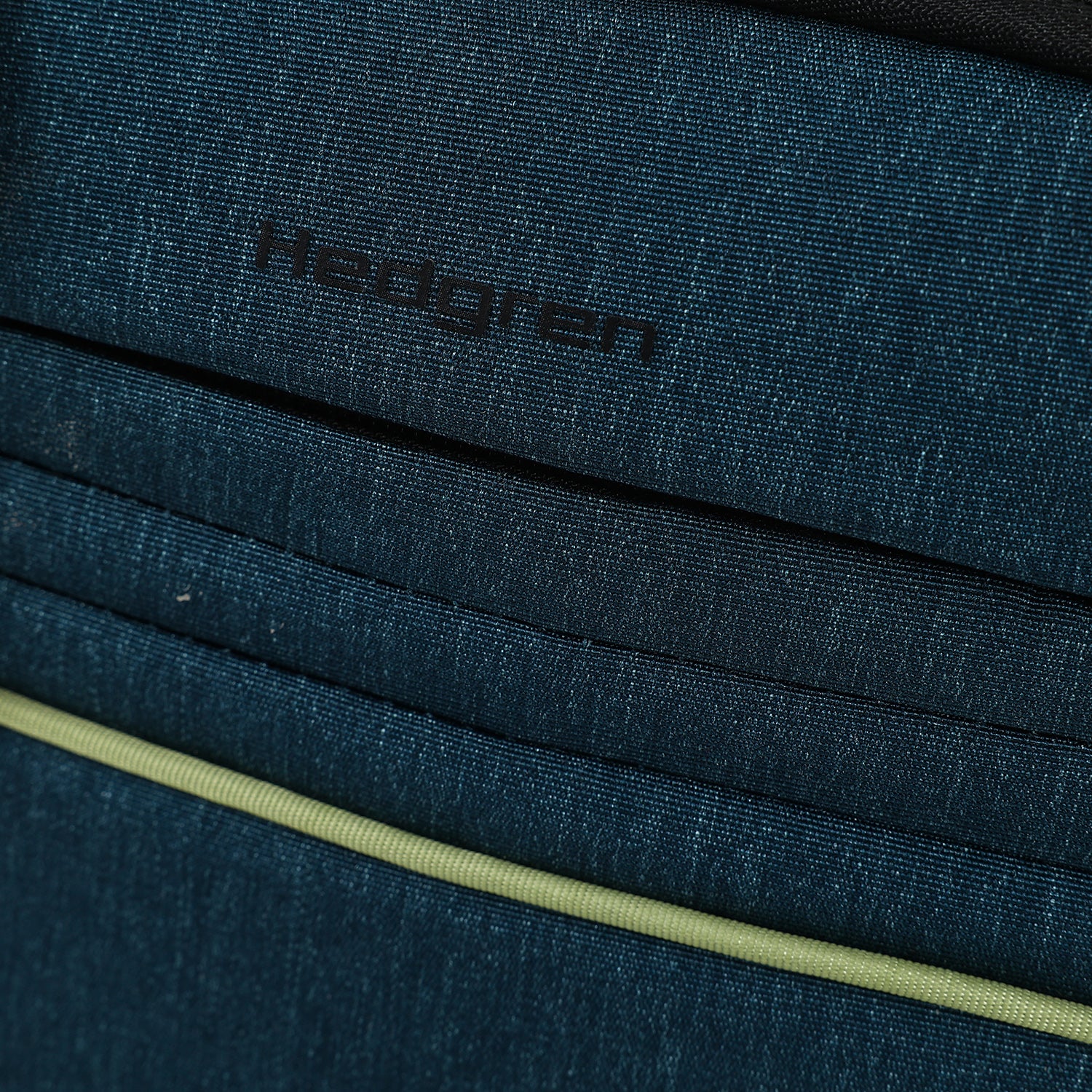 Hedgren CONTOUR Vertical Crossover 8.3"