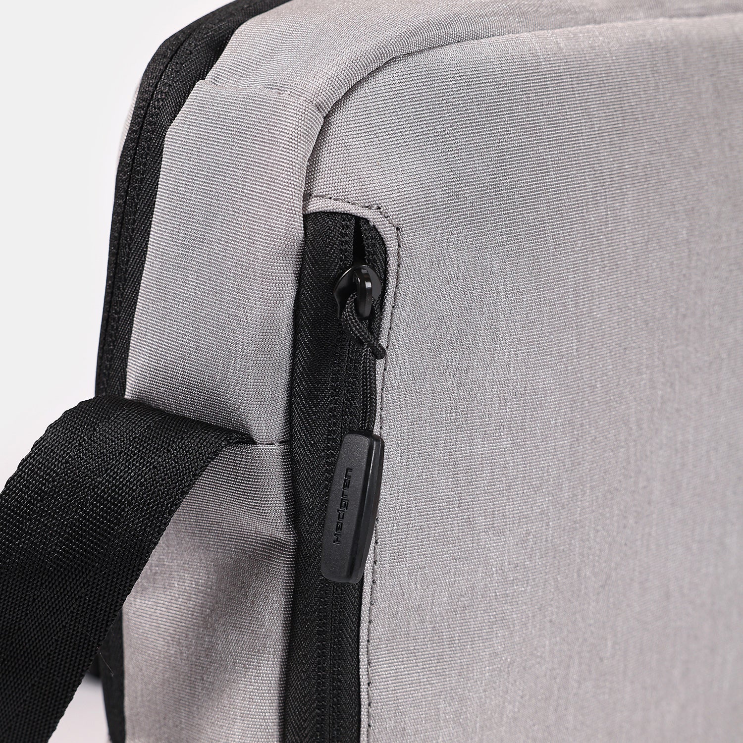 Hedgren CONTOUR Vertical Crossover 8.3"